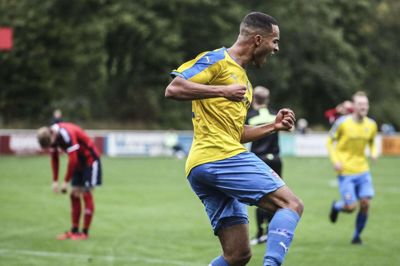 Jasper Ugwoke er topscorer for Kjelleruo IF med syv sæsonmål indtil videre. Det får træner Morten Rasmussen til at drage drage paralleller til landsholdsbacken Joakim Mæhle, der spiller for Atalanta i Serie A. Foto: Martin Ballund