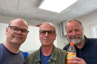 Kjellerup Kortbølge har Morten Hallstrøm med som special guest. Dermed er hele det journalistiske kraftværk i Kjellerup samlet i én podcast. Rasmus har en abrikos-sodavand med i studiet til bekæmpelse af sin hoste.