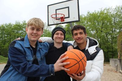 Oliver Bøgelund Eriksen, Asbjørn Sigurdsson og Jango Shahin vil gøre mere for at brede basketball ud i Kjellerup.