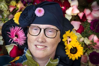 Glennie Thiel-Nielsen, der er butikschef hos blomsterforretningen Passiflora i Kjellerup, har mødt mange bump på vejen, efter hun i november fik konstateret brystkræft. Men smilet og optimismen har hun bevaret. Hun kalder sig selv for en fighter, og hun er overbevist om, at hun nok skal komme tilbage. Det er et spørgsmål om tid. Her ligger hun på sin blomstereng - hun er vild med blomster.