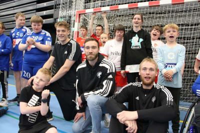 De tårnhøje spillere fra BSH, målmand Mikkel Løvkvist (tv) og markspillerne Henrik Tilsted og René Toft Hansen kastede stjernestøv over arrangementet i Arena Midt i går, hvor omkring 60 børn var mødt frem for at lege.