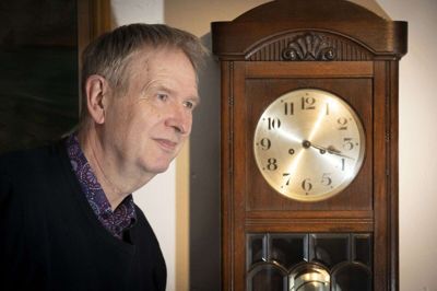 Keld Dalsgaard Larsen har selv et minde om en afdød med på udstillingen. Et bornholmer-ur, der tilhørte hans farmor. Dalsgaard har taget stilling til sin egen begravelse. Det skal være i en kiste. Dermed er han lidt ude af trit med tidens trend, hvor folk vil i urner.