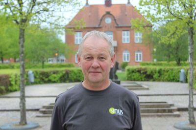 Freddy Christensen arbejder som elektriker i Kjellerup og omegn og har gjort det i 35 år. Det er mere end halvdelen af sit liv. Herudover har han sammen med sin hustru Carla Christensen også Vinspecialisten i Kjellerup at skulle passe.