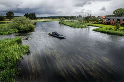 Grødebådene skal snart i vandet igen. Der er meget grøde i Gudenåen for tiden. Foto: Martin Ballund