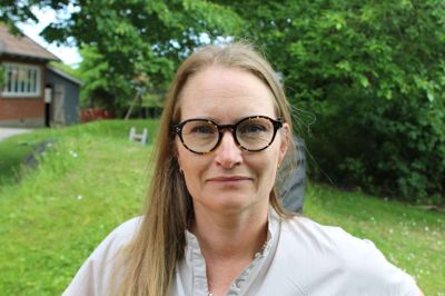 Karen Gubi Duelund er glad for at komme til Kjellerup. Hun kender mange mennesker i byen og kan lide den måde, som man i byen arbejder sammen på.