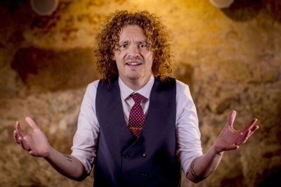 Simon Væver kommer hjem til Ans på fredag. Her er et foto af ham, da han var med til at bryde grænser på DR2. Foto: Carsten Moll