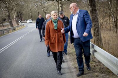 Ans Bro-projektet har dystre udsigter efter, at Viborg Kommune har indført anlægsstop de to næste år. På billedet ses transportminister Trine Bramsen (S) sammen med folketingsmedlem Kristian Pihl Lorentzen (V) ved et besøg på broen tidligere i år. Foto: Jakob Stigsen Andersen