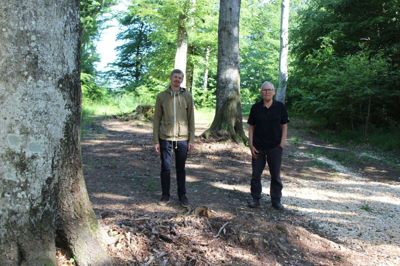 Mikael Holst Kongensholm og Svend Erik Laursen ved den nye skovkirkegård i Hinge.