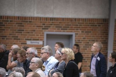 573 mennesker var mødt frem til infomøde i Thorning Hallen onsdag aften. Foto: Martin Ballund