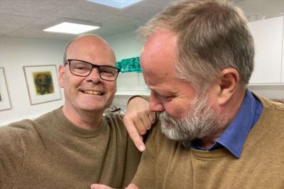 I anledning af sommerens ankomst - i hvert fald i kalenderen - og en aktivitetsoversigt, der boomer, har Niels og Rasmus iført sig ensfarvede striktrøjer i ugens udgave af Kjelleruop Kortbølge.