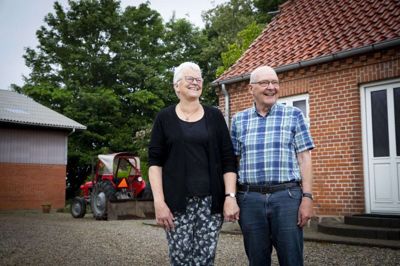 Niels Kristian og Bodil Poulsen fra Iller Byvej 44 har aldrig fortalt andre om den forsvunde ring før nu, hvor den helt uventet er dukket op igen efter 51 år i mulden i Kjellerup. Parret har i øvrigt haft et godt ægteskab. Sammen har de fire børn og ti børnebørn. Inden længe flytter de fra gården til et renoveret hus i Ans.