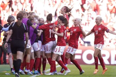 Holdkammeraterne tiljubler Janni Thomsen efter hendes scoring mod Brasilien. Foto: Liselotte Sabroe/Ritzau Scanpix