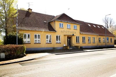 Plan- og vejudvalget besluttede i første omgang for et års tid siden, at Det Gamle Apotek skulle bevares. Men sidenhen åbnede et flertal for, at bygningen godt må rives ned, hvis det nye byggeri på grunden får samme hovedform som apoteket. Foto: Jakob Stigsen Andersen