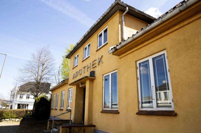 Udvalgsformand Martin Jakobsen ved godt, at han måske er en gammel romantiker, men han er bare glad for eksempelvis den gamle stavemåde »Apothek« på det gamle apotek i Kjellerup. Det og bygningen er en del af byens historie, der skal bevares. Foto: Jakob Stigsen Andersen