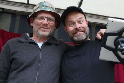 Jesper Laursen (tv) er i dag en meget aktiv musiker. Han spiller blandt andre sammen med Mads Greis i Pop Crawl.