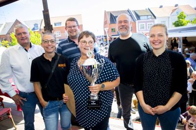 Tak for kampen. Efter 10 minutters lynspisning blev Lisette Jessen hyldet af sine konkurrenter. Fra venstre ses Steen Vindum, Sussi Skovsborg Hviid. Dennis Lind Pedersen, Lars Hansen og Michelle Josefsen Foto: Jakob Stigsen Andersen