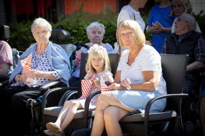 Plejehjemmets ældste beboer, Erna Thomsen, snart 104 år, hyggede sig i sommerferien med Cirkus Trapez sammen med oldebarnet Ida Hammershøj, 5 år, og datteren Ruth Hammershøj fra Silkeborg. Ida kunne bedste lide hesten, mens Erna og Ruth kunne lide det hele. Foto: Jakob Stigsen Andersen