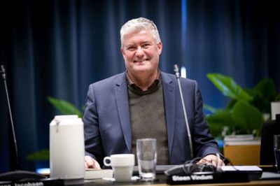 Steen Vindum vil gerne hjælpe hallerne i Kjellerup, Thorning og Sjørslev, men det kan han ikke, siger udvalgsformand.