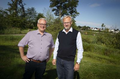 Erhvervsmanden René Birch (til venstre) støtter gerne alt, hvad han mener bidrager til udviklingen af Silkeborg. Det er kun få uger siden, at han donerede fem mio. kroner til en genrejsning af Silkeborg Slot. Til højre er det Jyske Bank-direktør Anders Dam, der arbejder for en genrejsning af slottet. Foto Martin Ballund
