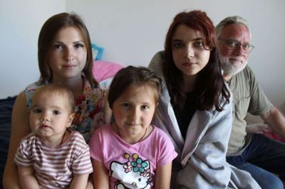 Nadiia Luchanska sammen med sine børn og niecen Albina samt byrådsmedlem Anders Hartvig, hvis hjælp, hun er meget glad for. Foto: Rasmus Viuff