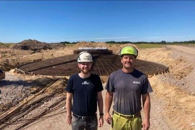 Projektleder Christian Morberg og betonmand Lars Munch ved det store hul i jorden, der om kort tid bliver fyldt med beton, så det kan danne fundament for en af de tre vindmøller ved Marsvinslund. Foto: Rasmus Viuff