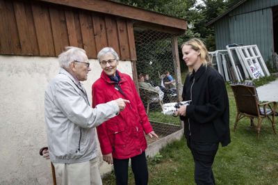 Fredag eftermiddag var de første, der dukkede op til Kås-Mås Festival ikke unge mennesker med glade forventninger i hovedet, rygsæk og telt på nakken. Næh, det var såmænd det gamle købmandpar fra Balle, Ingrid, 79, og Svend Gammeljord Spåbæk, 82,, der kom forbi. Grågårdevej 13, hvor festivallen blev holdt, er Ingrid Gammeljord Spåbæks barndomshjem. I 1960 hyrede hendes forældre Svend Gammeljord Spåbæk som karl, og de to blev derefter ret glade for hinanden, da de tog med hinanden til bal på Knudstrup Kro. Og det holdt ved. Også da Ingrid Gammeljord Spåbæk flyttede til Silkeborg i 1963. Parret blev gift året efter, og de drev købmandsforretning i Balle frem til 1985. De to bor stadig i Balle i deres seniorliv, men nysgerrighed har altså flere gange ført dem til Grågårde igen for at se, hvad der nu sker med det gamle hus. - Det er dejligt at se, at der sker noget nyt her, selvom musikken nok ikke lige er vores stil, siger Ingrid Gammeljord Spåbæk.