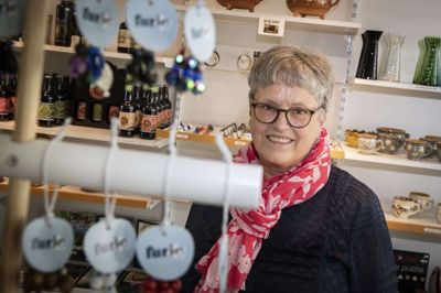 - Jeg gjorde mig da mange tanker. Kan man bare lige skifte arbejde og branche, og kunne det bære økonomisk, fortæller Bettina Sørensen, som imidlertid ikke har fortrudt, at hun forlod en stilling som projektleder og blev kustode på Museum Silkeborg og Blicheregnens Museum. Og så er hun sprunget ud som iværksætter og har i dag tid til at bruger sine kreative evner. Foto: Martin Ballund