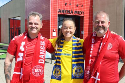 Centerleder hos Arena Midt, Mikkel Hartvig Haaning, og Lars Appel fra Kjellerup-Borgernes By, er med til at arrangere EM-fodbold på storskærm med Janni Thomsen fra Kjellerup. Deltagerne kan vinde landsholdstrøjer, der er signeret af landsholdsspillerne. Foto: Morten Hallstrøm