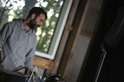 Computeren er et lige så vigtigt instrument, som bas og guitar på Kås-Mås Festival. På billedet er det den frasnke DJ, Fatäk, der er ved at arbejde sig ind på aftenens program i laden. Foto: Martin Ballund