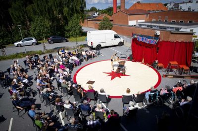 Kjellerup Friplejehjem, der ofte laver arrangementer for beboerne, inviterede onsdag formiddag på cirkusforestilling med Cirkus Trapez.