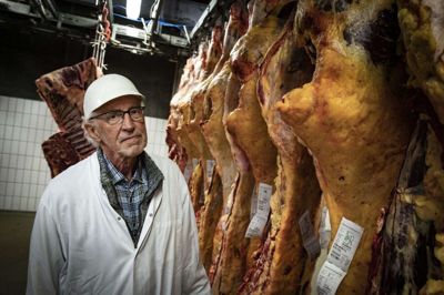80-årige Erling Plagborg går ikke op i timer. Han arbejder meget, fordi han kan lide det. Han er stadig i fuldt vigør på det slagteri, han kender allerbedst.