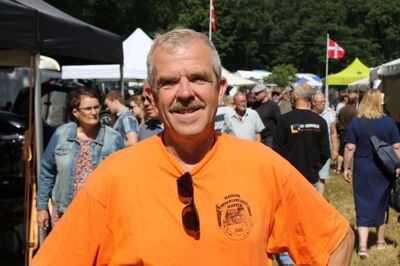 Kaj »Klovbeskærer« Andersen og de øvrige frivillige strålede om kap med solen, da der sidste år var Mausing Marked - for første gang efter corona. Foto: Morten Hallstrøm
