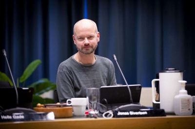Jonas Sivertsen forklarer, at nye plejecentre ikke nødvendigvis er stor plejecentre.