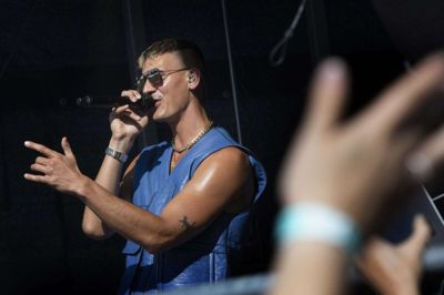 Tobias Rahims chaffør fór vild inde i Ans, men blev guidet godt til lille scene, hvor han gav sit fede show. foto: Jakob Stigsen Andersen