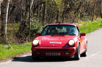 Flere lokale stiller op i Søhøjlandet Classic - Her Leif Poulsen, Fårvang og Kent Poulsen, Silkeborg i Porsche 911 Carrera.