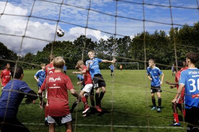 Der blev gået til den på bane 1, hvor 22 spillere fra Them og Silkeborg (i rødt) kæmpede om at få bolden i nettet. På trods af et lavere antal tilmeldte hold til årets XL Brejnholt Bording Cup var arrangørerne godt tilfredse - og bygerne var ingen hindring. Foto: Henrik Ole Jensen