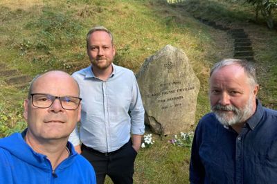 Journalisterne Niels Frydenlund og Rasmus Viuff fra avisens Kjellerup-redaktion var mandag formiddag i mindelunden for de faldne danskere fra Frikorps Danmark. De kæmpede på tysk side ved østfronten under 2. Verdenskrig. Johan Brødsgaard (R) forklarer i podcasten, hvorfor han finder mindelunden upassende.