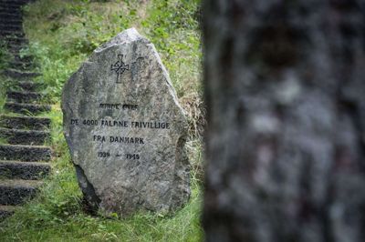 Der står i dag én mindetavle i mindelunden for de faldne fra Frikorps Danmark. Foreningen bag mindelunden er indstillet på, at der kan komme mere oplysning på stedet. Foto: Martin Ballund