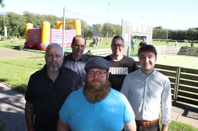 Allan Iversen fra Thorning Skole, Thomas Ardal Kirk fra Blicheregnens Lokalråd og Troels Dam fra Thorning Hallen arrangerer Thorning 2,2 I LIVE sammen med blandt andre Peter Andersen og Frederik Andersen fra Thorning IF.