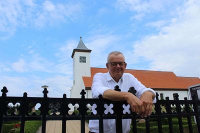 Jørgen Løvstad er fyldt 70 - og skulle ifølge alle regler gå på pension - men han bliver to år mere i Thorning. Løsningen blev fundet efter en MU-samtale hos provsten i Ikast.