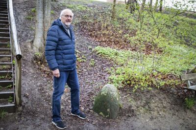 Nils Arne Iversen i Krabbes Grønne Ring ved den sten med indhugningen 1889, der markerer begyndelsen på ringen. Foto: Martin Ballund