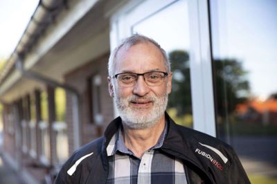 Lars Noesgaard, 55, ThorningJeg har naturgas i dag. Jeg siger ja til fjernvarme, hvis prisen er i orden. Jeg har et luft til luftanlæg installeret i dag, og jeg har fået tilbud på en varmepumpe, men med de priser, der er på el lige nu, så kan det vist være lige meget.
