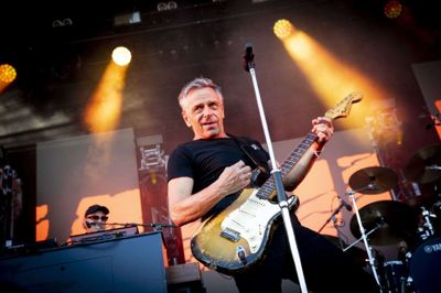 Michael Falch på Tange Sø Festival sidste år. Han var et af flere store navne, der trak 6000 tilskuere til festivalen og som dermed gav det fornødne overskud til det lokale foreningsliv og festivalens fortsættelse. Foto: Jakob Stigsen Andersen