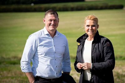 Morten Vehl Bjerk Revsbeck sammen med Inger Støjberg. Han fortæller, at det var Uffe Ellemann-Jensen, der i sin tid fik ham ind i venstre. Nu er det på en måde den næste Elleman-Jensen, der får ham til at trække sig ud.