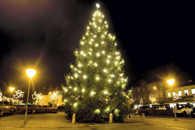 Julebelysningen i Kjellerup er noget, som mange stopper op for at nyde. Nu skal den måske reduceres.