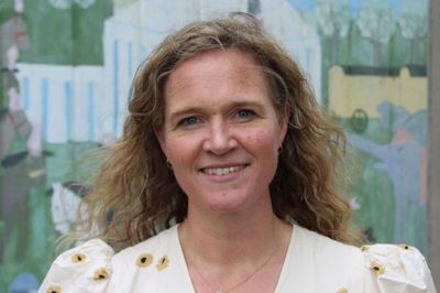 Skoleleder på Thorning Skole, Signe Bladt Pedersen, er begejstret for Thorning. Der er så meget mere liv end i andre byer af samme størrelse, mener hun. Foto: Rasmus Viuff