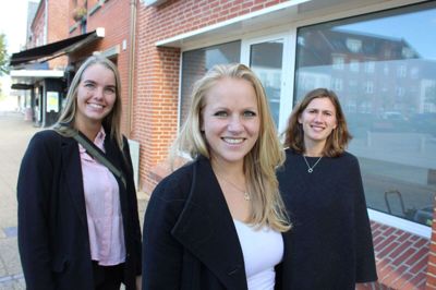 Helle Kofod Ringgaard sammen med Simone Bang Karlsen og Trine Vig. De tre åbner forretningen på Torvet i Kjellerup 1. oktober.