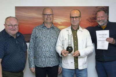 Tre radioamatører fra Kjellerup vandt Årets Skalle for deres arbejde med »Kjellerup Kortbølge«, et lokalt podcast-tilbud i Kjellerup. Fra højre er det egnsredaktør Rasmus Viuff, Morten Hallstrøm og Niels Frydenlund. Helt til venstre er det formanden for Søhøjlandets Presseklub Karsten Gøttler.Foto: Jens Anker Tvedebrink