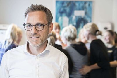Forstander Kim Thynebjerg fra Levring Efterskole fortæller, at skolen sparer på pengene ved at skrue knap så højt op for varmen og indstiller til eleverne, at de kun tager bad en gang om dagen. Han og det øvrige personale går dog ikke rundt og tjekker. Foto: Martin Ballund