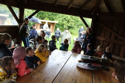 Der var masser af børn og brugere fra Kernen samlet, da Marianne Hougaard fra museet i Thorning fortalte om kampen om magten i Danmark for næsten 1000 år siden.